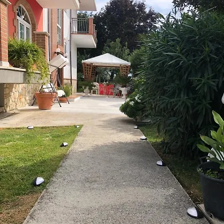 Apartmán Schones In Mehrfamilienhaus, 2.5 Km Zum Strand, 2 Erwachsene, 2 Kinder Tortoreto